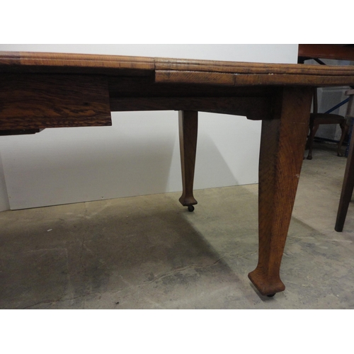 541 - Early 20th century oak wind-out dining table with one additional leaf.