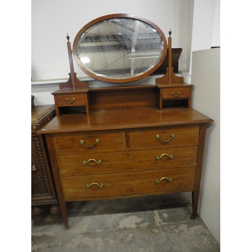 557 - Mahogany inlaid dressing chest.