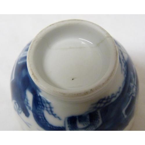 317 - Two 18th century Caughley blue and white porcelain tea bowls, both bearing Chinese garden patterns, ... 