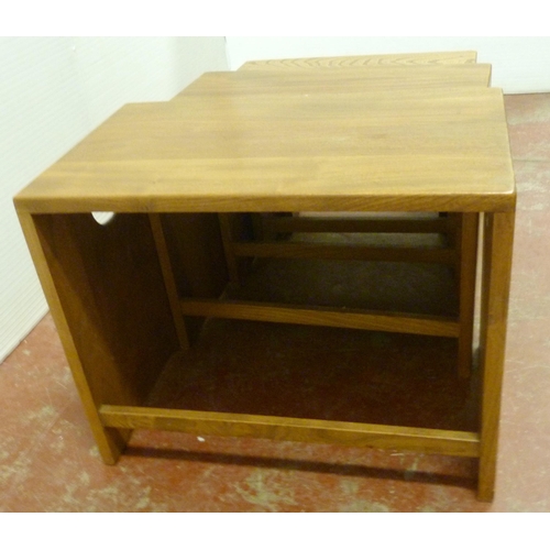 537 - Ercol nest of five 'Windsor' range elm tables, largest 40.5cm high, 51cm wide and 31cm deep.  (4)