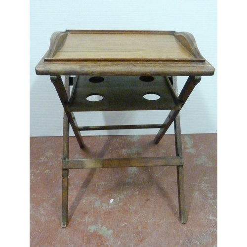 545 - Oak butler's table with fitted tray top above a shelf with four apertures, on folding supports, 76cm... 