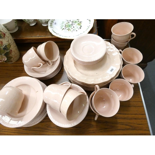 300 - Rose pink vintage dinner service.