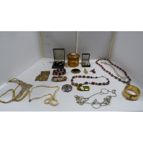 410A - Group of jewellery to include a Scottish agate brooch on white metal, bracelet, pendants, earrings, ... 