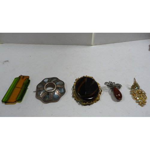 410A - Group of jewellery to include a Scottish agate brooch on white metal, bracelet, pendants, earrings, ... 