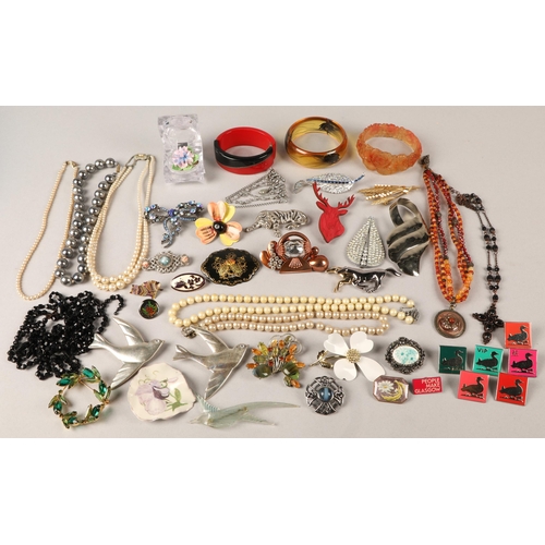 70 - Assortment of vintage costume jewellery to include brooches, beads, necklaces, bangles, etc