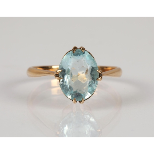 89 - 18ct gold ring set with a pale blue gem, ring size N/O, 2.8g