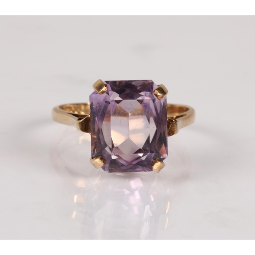 94 - 9ct gold dress ring set with a purple gemstone, 3g