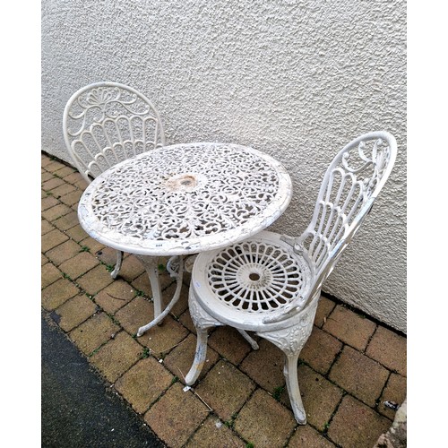 544 - Painted white metal 'bistro' patio set