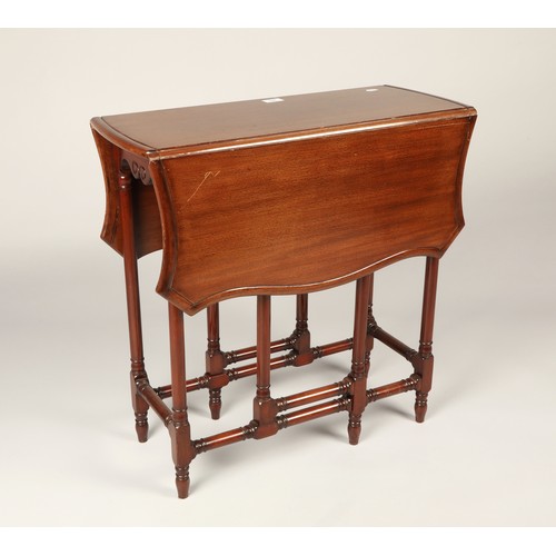 571 - Mahogany drop-leaf tea tabletable