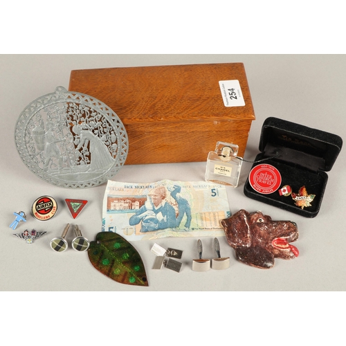 254 - Assorted cufflinks, Jack Nicklaus £5 note, etc 