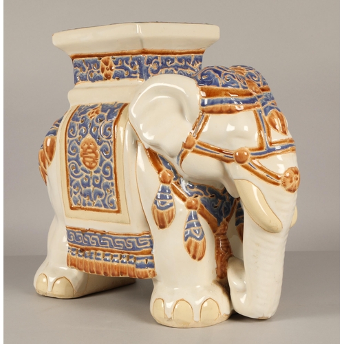 555 - Jardiniere stand in form of elephant, 45cm high (includes smaller elephant figure)