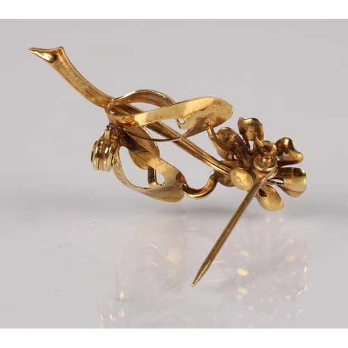 98 - 9ct gold flower brooch, 2.6g