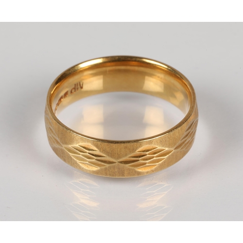 102 - 18ct gold band, ring size O, 5.9g