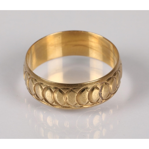 103 - 18ct gold band, ring size L/M, 3.1g