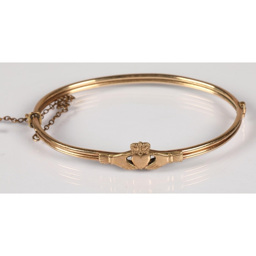 113 - Yellow metal claddagh bangle, 9g