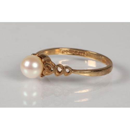 116 - 9ct gold ring set with a pearl, 1.4g, ring size M