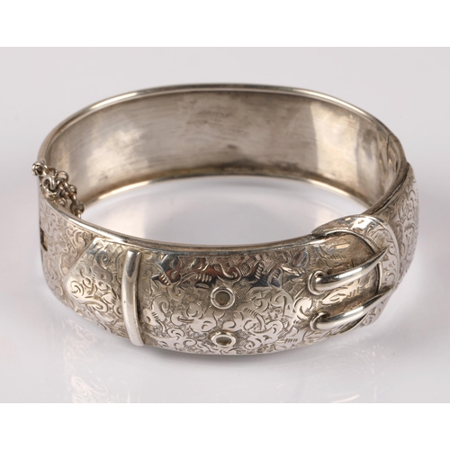 153 - Silver buckle bangle, 31g