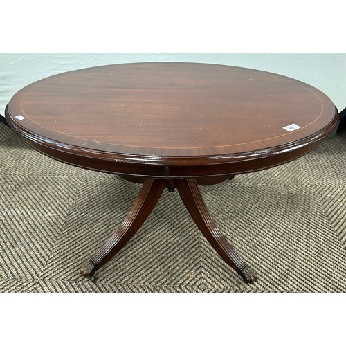 551 - Mahogany oval coffee table