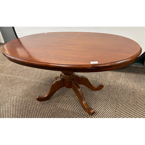 587 - Oval lounge table 