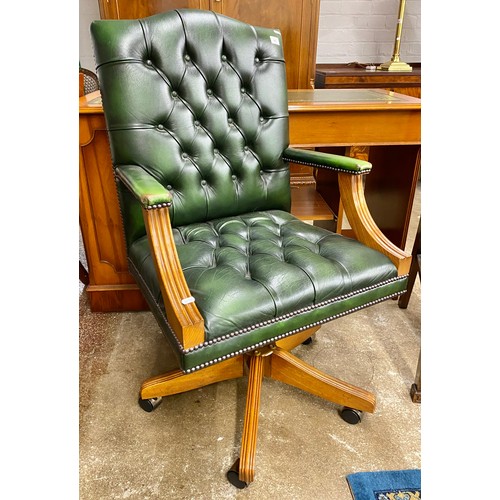 641 - Chesterfield-style green leather swivel chair 