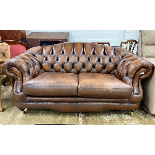 631 - Leather buttonback brown leather Chesterfield-style two-seater settee