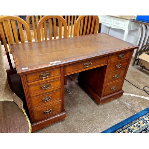 650 - Leather topped pedestal writing desk, H 75cm, W 121cm, D 58cm 