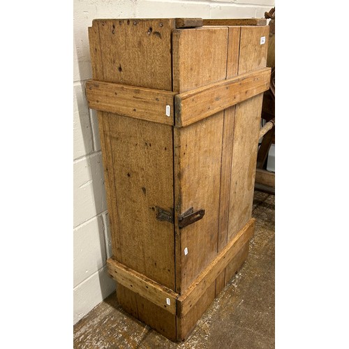 674 - Large twin-handled storage chest, H 32cm, W 97cm, D 54cm