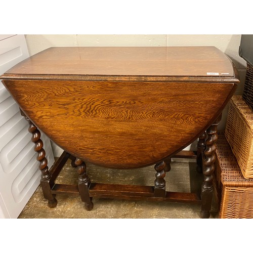 666 - Oak drop-leaf gateleg table 