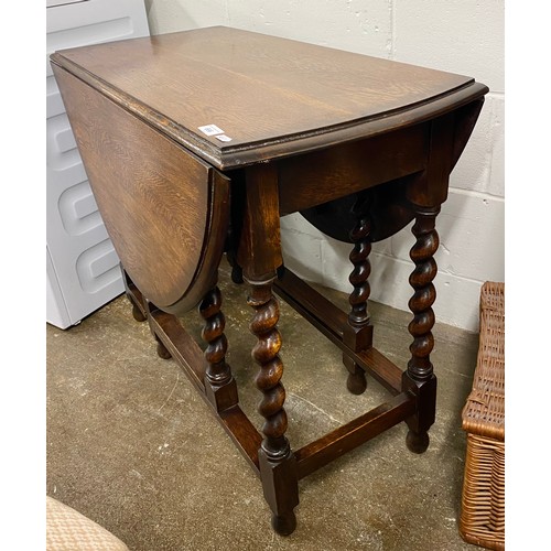 666 - Oak drop-leaf gateleg table 