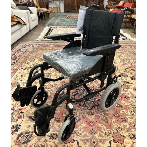 686 - Folding wheelchair