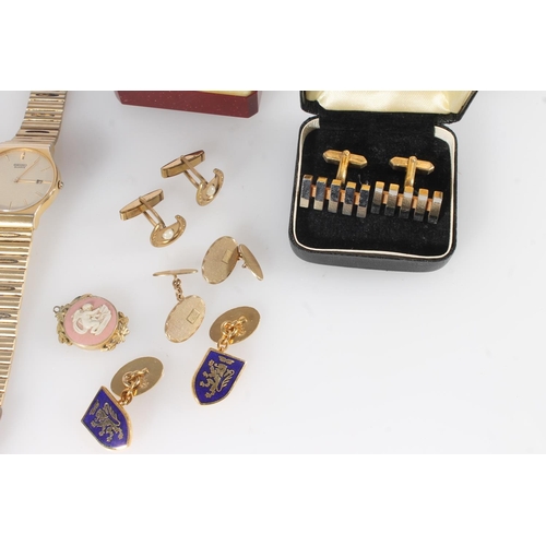 580 - Costume jewellery to include stirrup pendant on chain, also a Famous Grouse watch, two Seiko quartz ... 