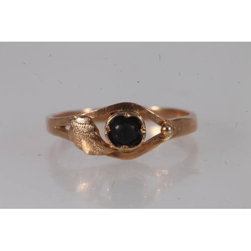 586 - Continental gold dress ring set with black cabochon stone, size L/M, 1.7g.