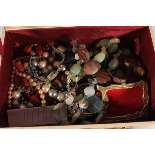 595 - Jewellery box containing costume jewellery to include a Majorica wristwatch, Carter wristwatch, bead... 