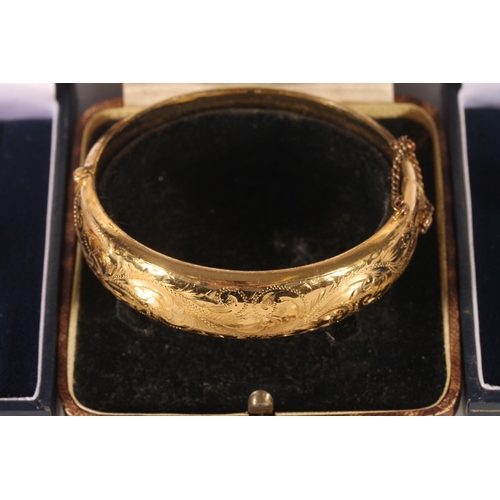 614 - 9ct rolled gold bangle in Stoddart & MacMillan jewellery box, a silver and amber pendant, a pair... 