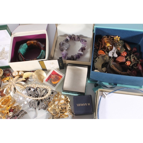 637 - Costume jewellery to include bead bracelets, brooches, pendants etc. some in original boxes.