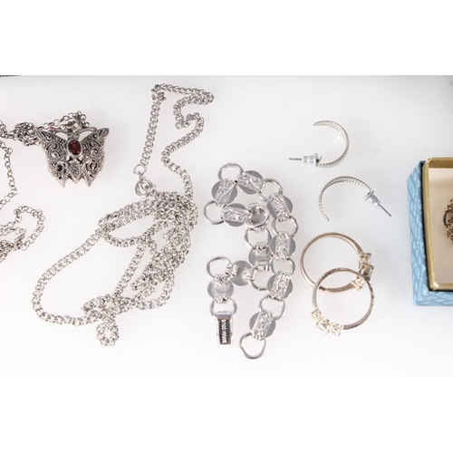 640 - Silver and white metal jewellery to include a dragonfly brooch, a pendant in Ortak box, necklaces an... 