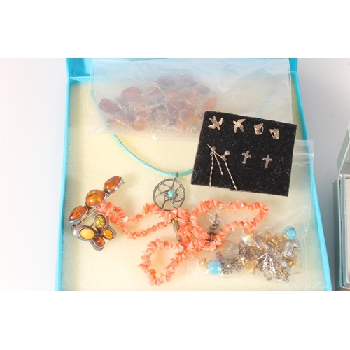 643 - Costume jewellery to include an amber bead necklace, amber pendant, butterfly brooch, coral necklace... 