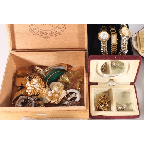 658 - Costume jewellery to include faux pearl necklace, three wristwatches (Pulsar, Citizen and Sekonda), ... 