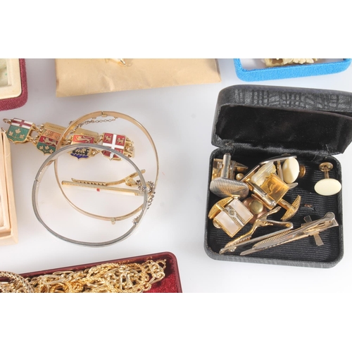 658 - Costume jewellery to include faux pearl necklace, three wristwatches (Pulsar, Citizen and Sekonda), ... 