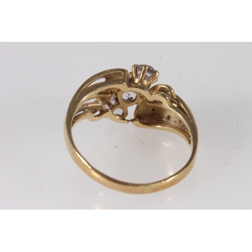 665 - 14ct gold three stone dress ring, size T, 5.6g.