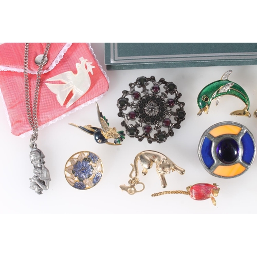 689 - Costume jewellery to include animal brooches, bar brooch, target brooch, Stratton RMS Queen Mary com... 