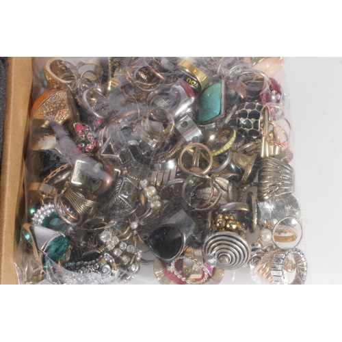 717 - Large collection of costume jewellery rings.