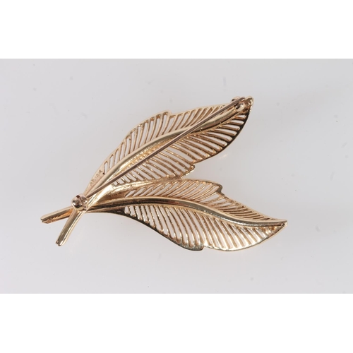 760 - Yellow metal leaf brooch, the reverse stamped '14K', 8.5g.