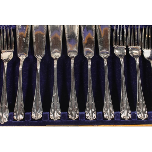 32 - Cased canteen of twelve fish knives and forks.