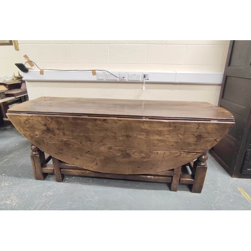 460 - 18th century style elm and oak gate-leg wake table with plank top, having single drawer beneath. Hei... 