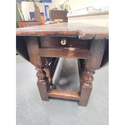 460 - 18th century style elm and oak gate-leg wake table with plank top, having single drawer beneath. Hei... 