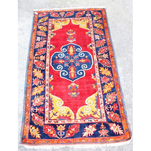 914 - Turkish wool rug, 220cm x 130cm.