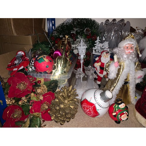 327 - Christmas decorations to include Old Fashioned Santas, wreathes, baubles, light-up tabletop decorati... 