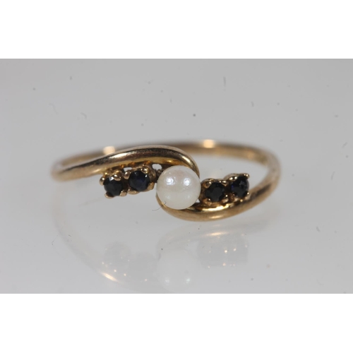 799 - 9ct gold pearl and sapphire dress ring, 0.9g.