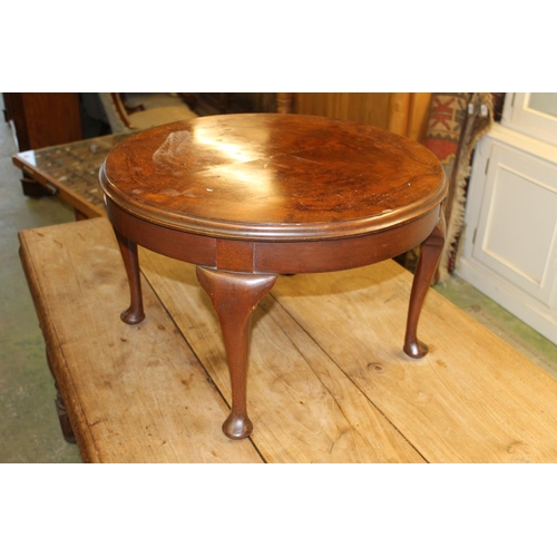 867 - Small mahogany occasional table.